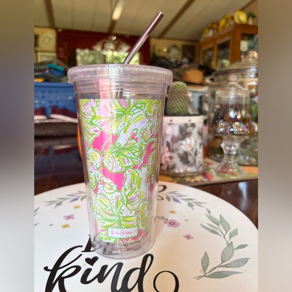 Lilly Pulitzer Tumbler 16 Oz Insulated Screw On Lid Elephant Ear Beach. - Picture 1 of 15